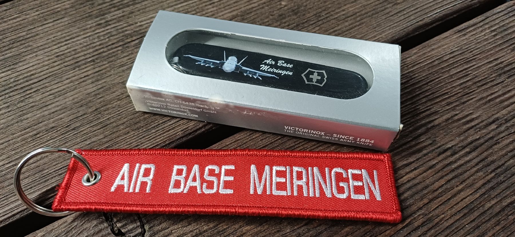 Victorinox Coltelli tascabile: Sackmesser FA-18 mit Schlüsselanhänger Schweizer Luftwaffe – Nuovo e nell'imballaggio originale da Schachen LU venduto da Passagier959