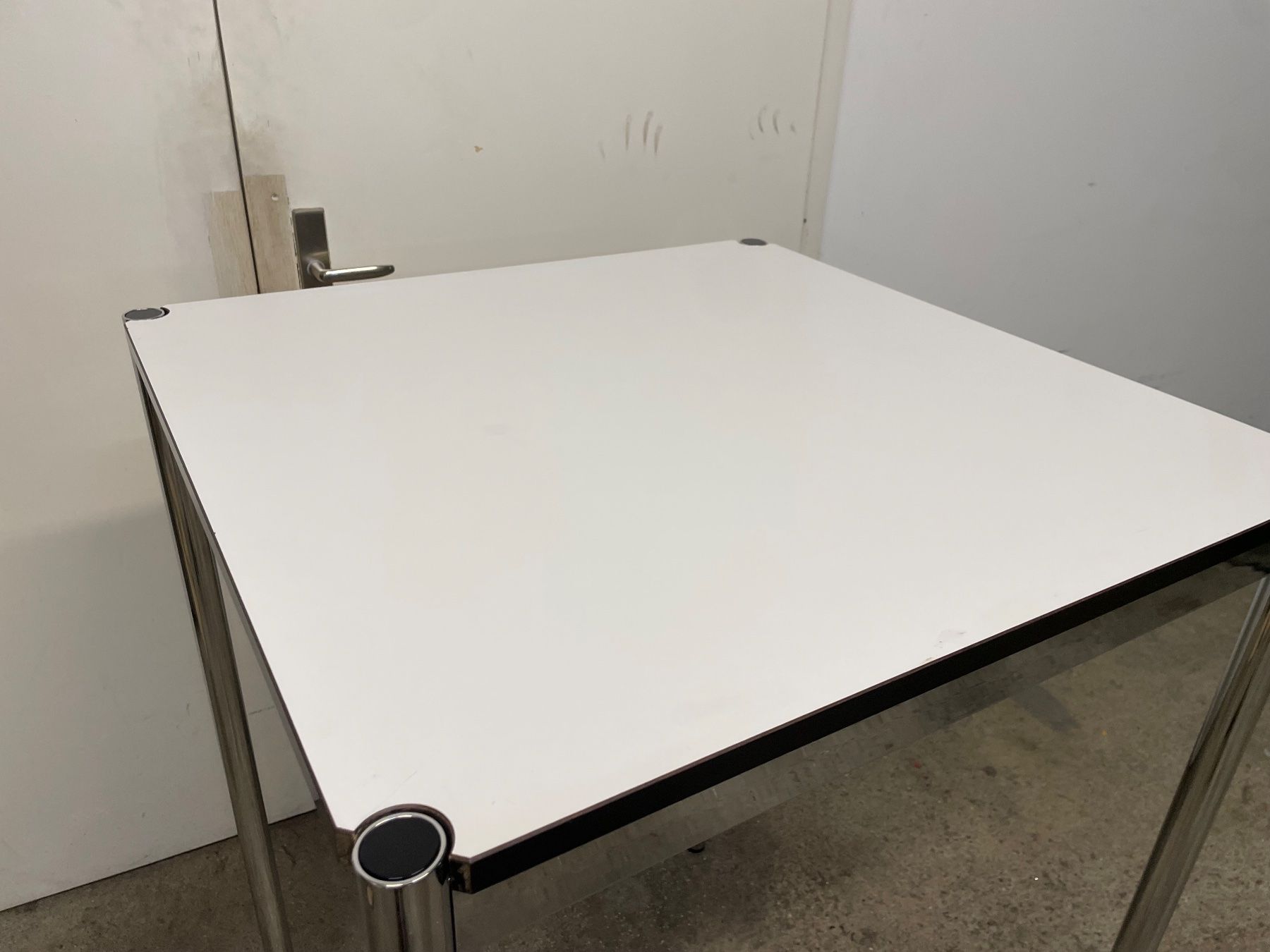 USM Tavoli: Usm Haller Stehtisch – Usato da Basel venduto da M.Secondhand 1