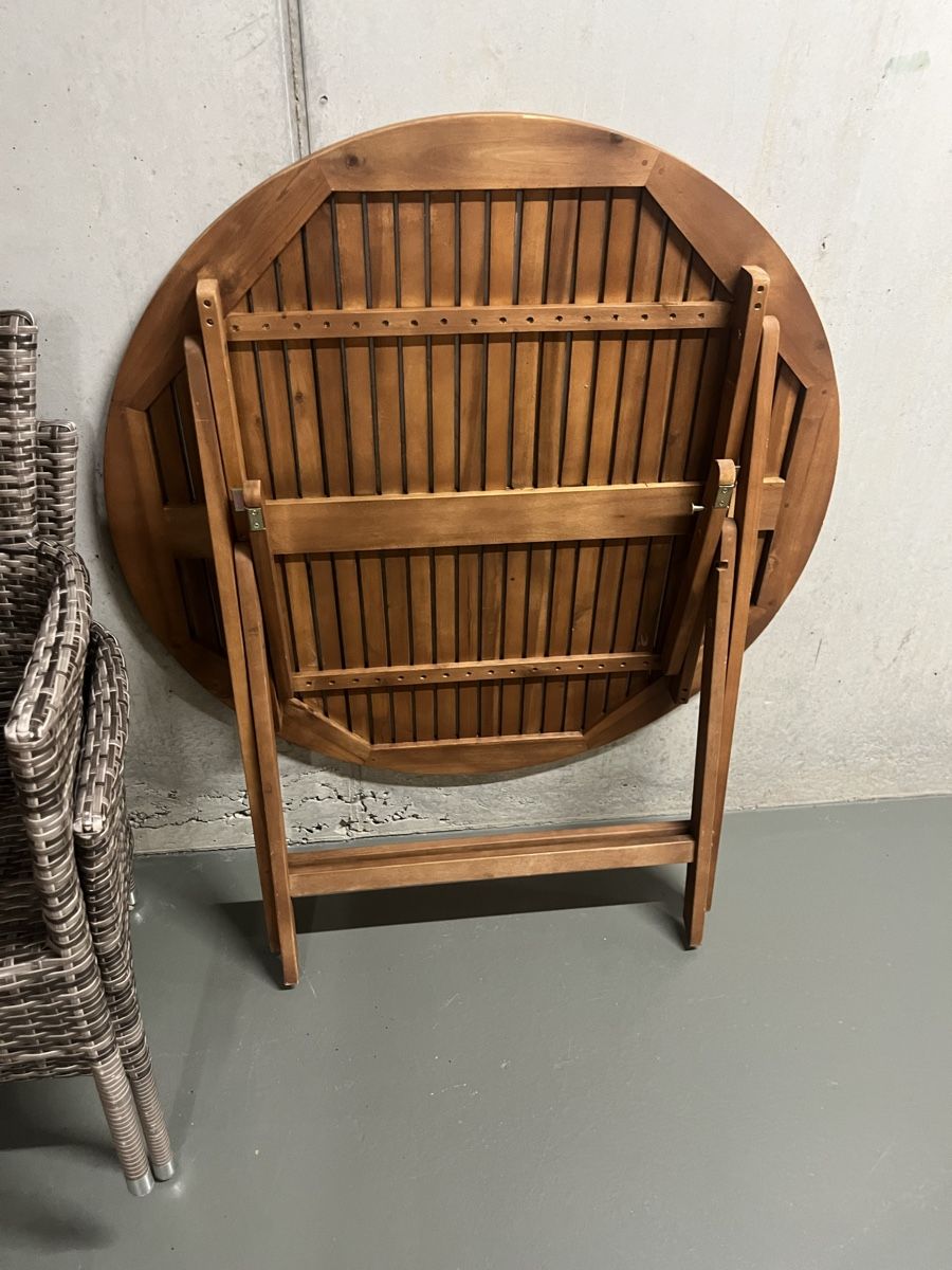 Set di tavolo e panche: Holz Tisch & Rattan Stühle Balkon – Usato da Lyss venduto da 500Milles 3