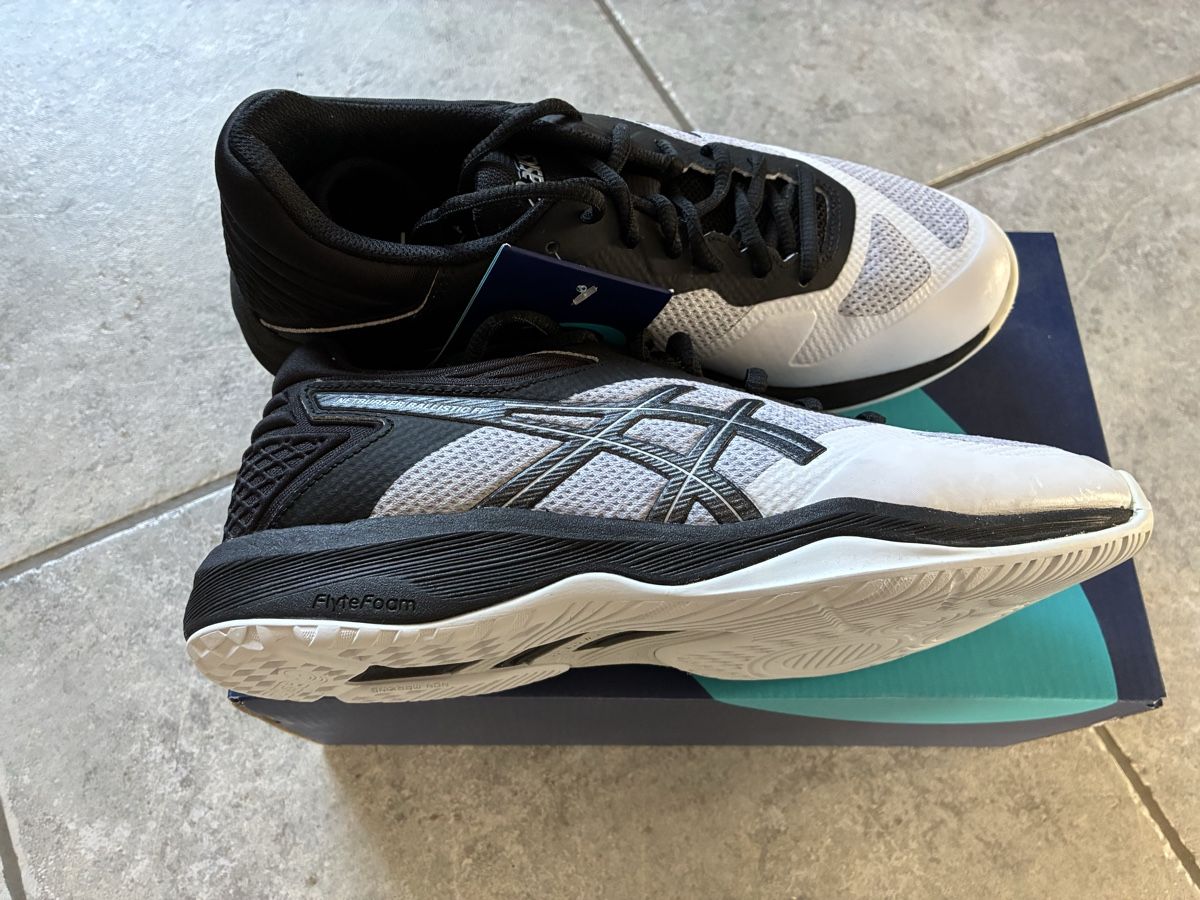 Asics Chaussures hommes: Asics Netburner Ballistic FF US 7,5 – Neuf avec emballage d'origine à Aarau Rohr par Sheeno 1