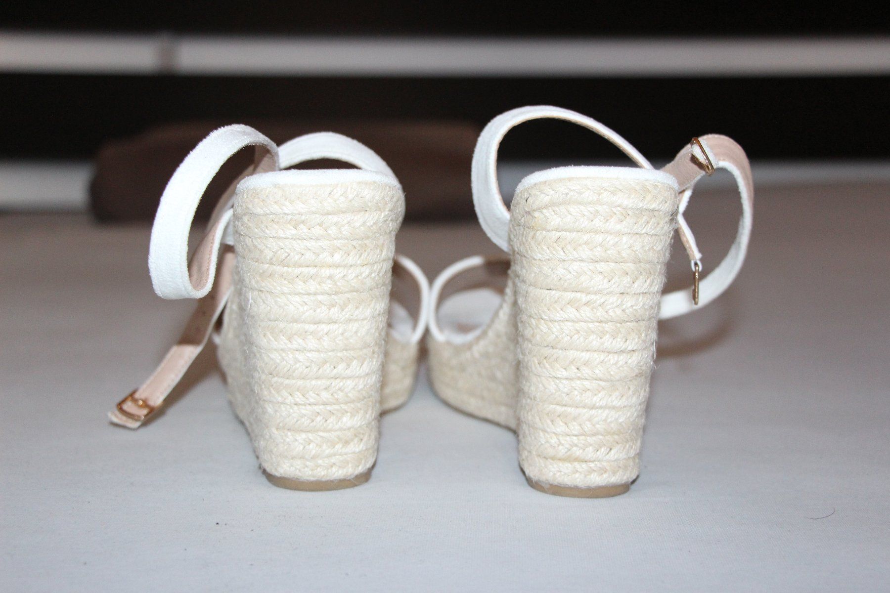 Scarpe da donna: Sommerschuhe mit Keilabsatz, Gr. 39 – Nuovo (secondo la descrizione) da Laax GR venduto da Schoelli2 2