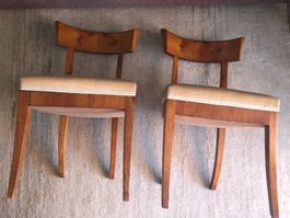 2 ALTE HOLZSTÜHLE, SITZHÖHE 46 CM, GEPOLSTERT, MIT SAMT BEZ.