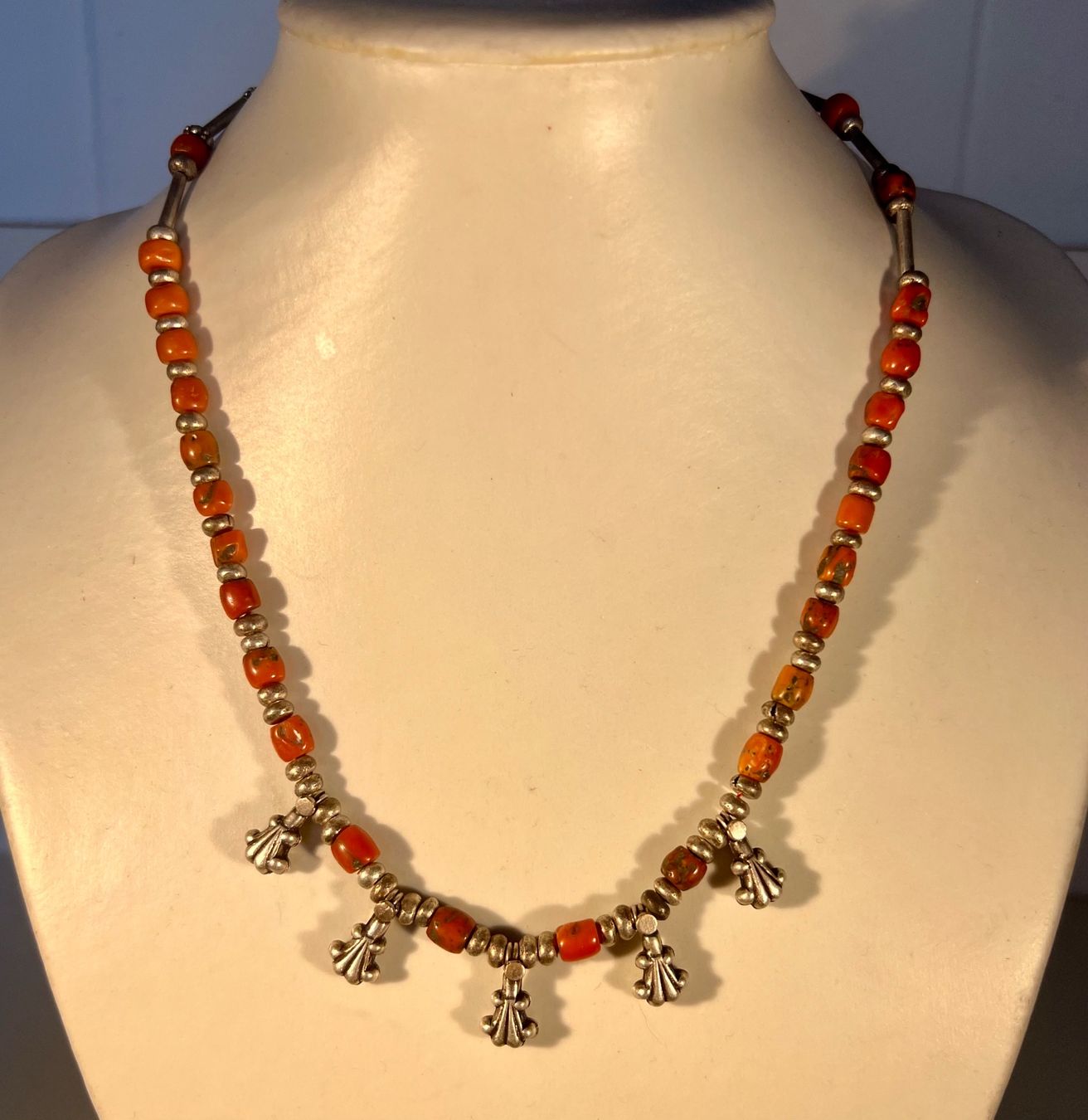 Ketten: Collier ancien, corail véritable et argent, ethnique Inde – Gebraucht aus Genève von DELIRBEADS