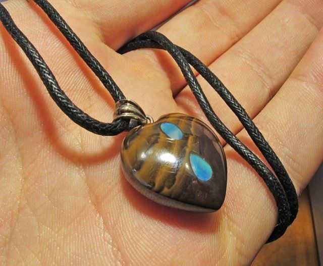 Ciondoli: Australischer Opal Herz Anhänger 36.32Ct – Nuovo e nell'imballaggio originale da Bern venduto da Grindelwaldaus 1