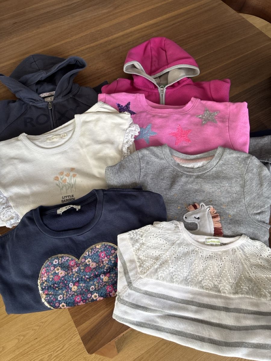 Kleiderpakete & -sets: Lot 7 pulls fille taille 8 à 10 ans – Gebraucht aus Lonay von car_l9sk
