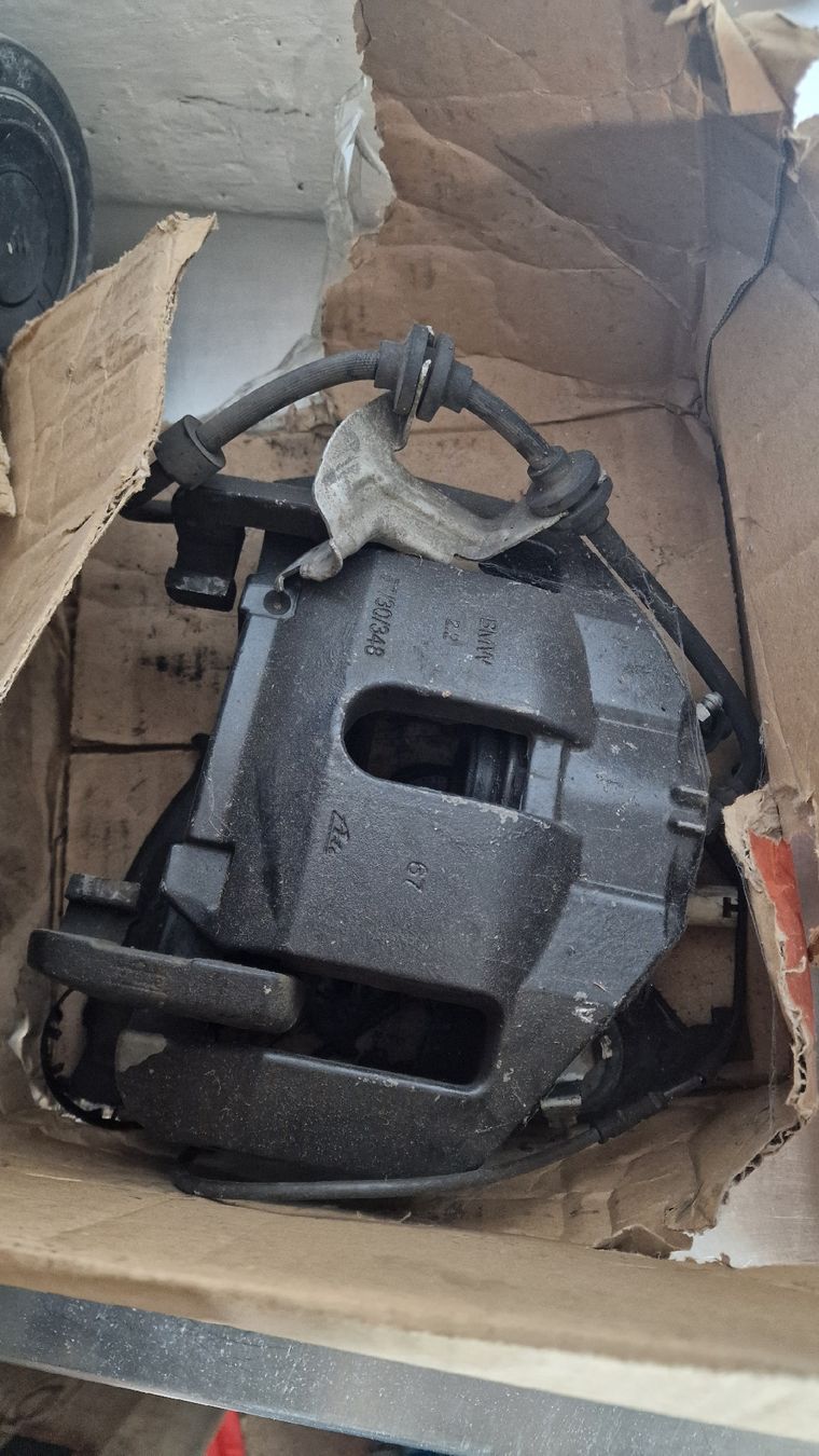 BMW Tutti pezzi di ricambio auto: Vorderachse Bremssattel BMW 335i – Usato da Embrach venduto da karloffson