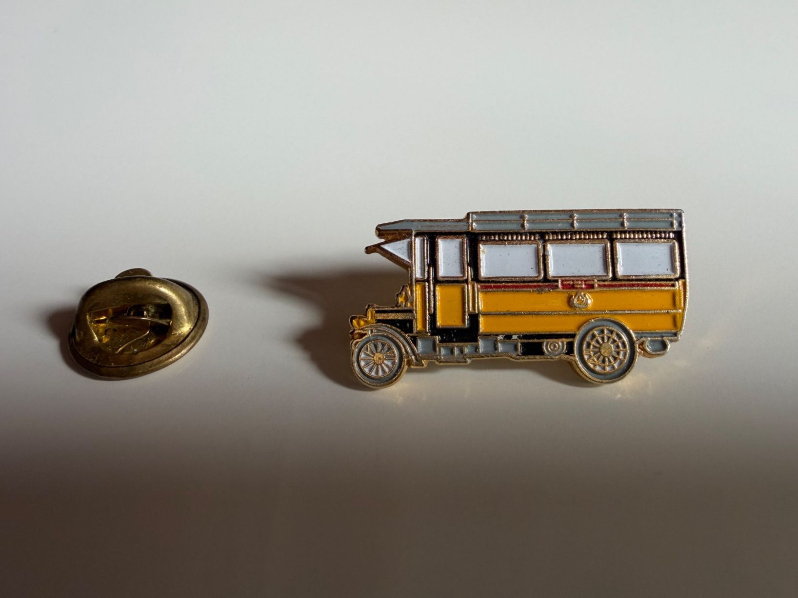 Plaquettes & Badges: Pin Postauto Nostalgie Sammelobjekt – D'occasion à Winterthur par calocephalus 4