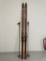 Ski (A 20), Holzski von ca. 1950 mit Stöcken