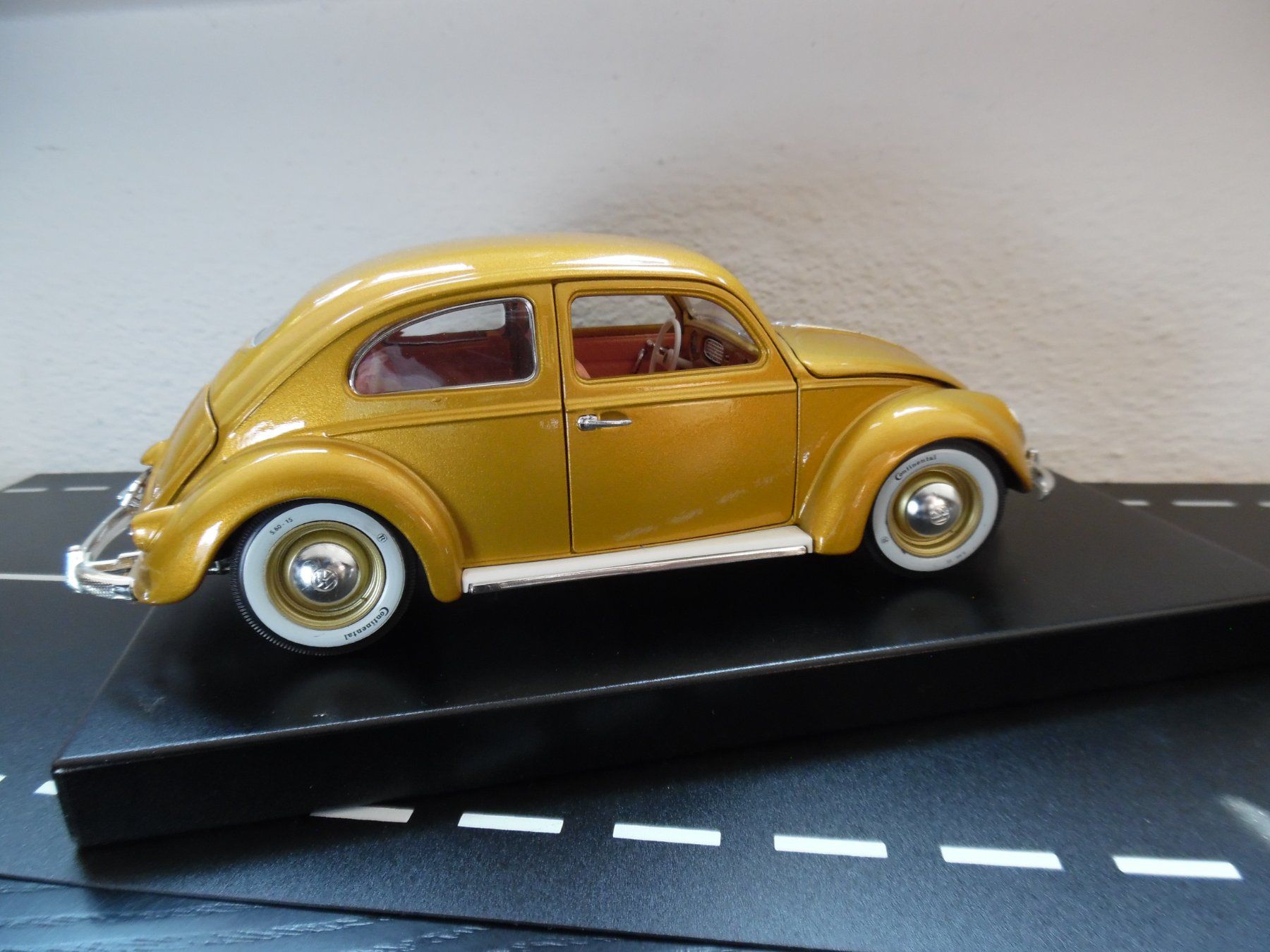 Volkswagen Modellautos: VW Käfer 1.000.000 ste Gold Beetle 1955 Metall 1;18 – Gebraucht aus Steinach von suzzi11 3