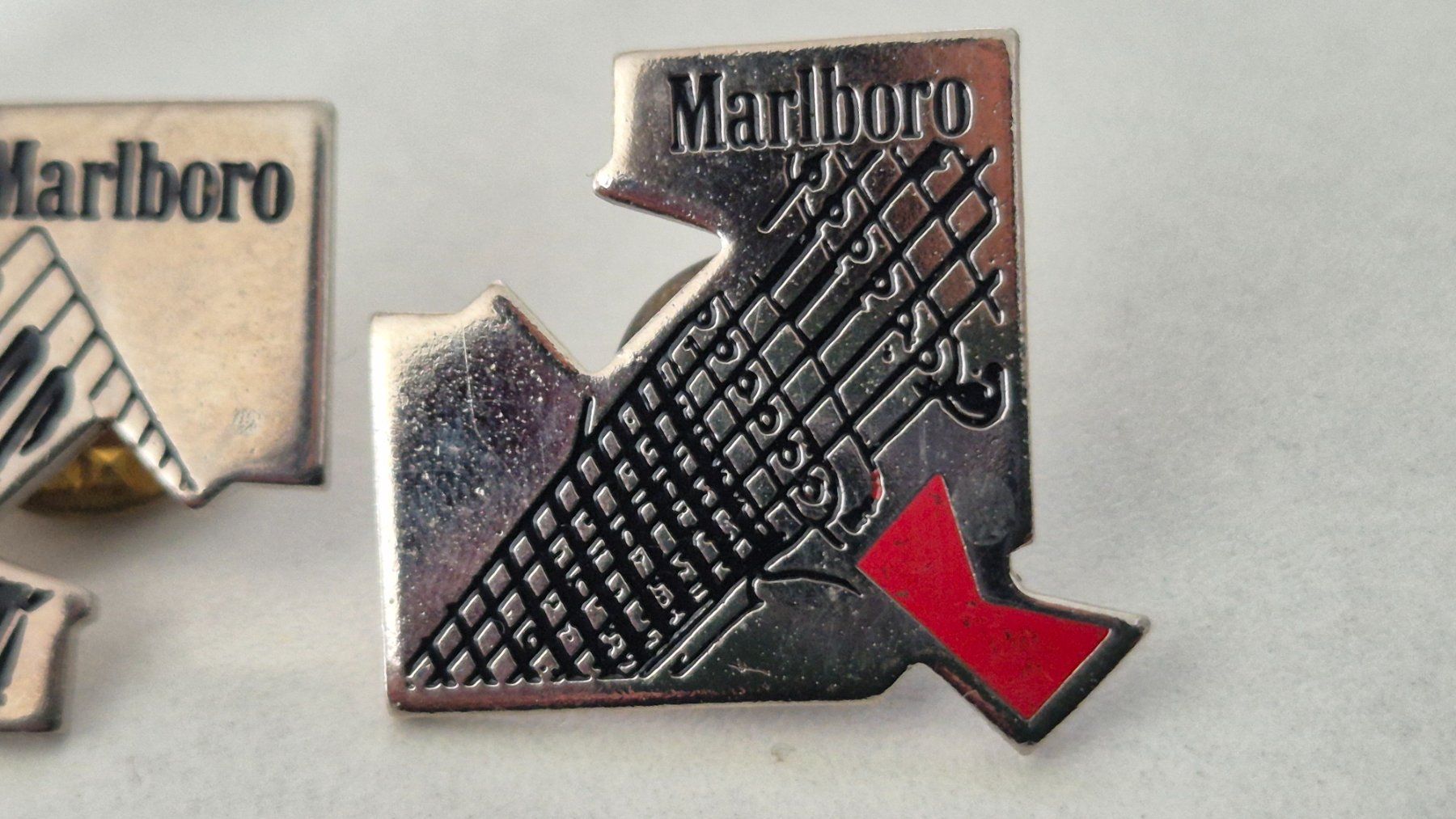 Marlboro Placchette & Badge: 3er Set   MARLBORO       -     Pin – Usato da Niederweningen venduto da Obson 4