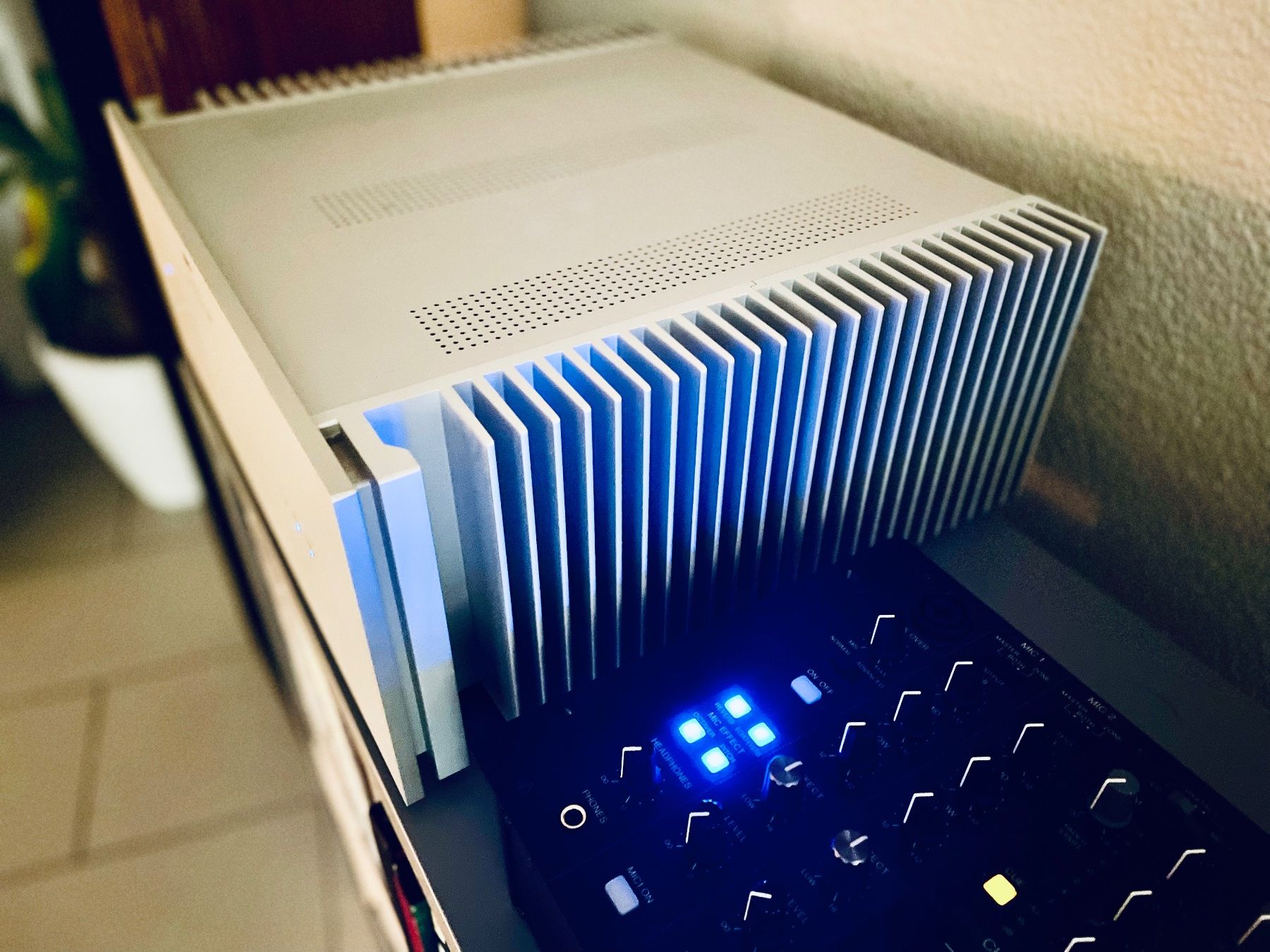 Nad Verstärker: NAD S 100 / S 200  Set mit Vor- und Stereo Endstufe – Gebraucht aus Rapperswil SG von  3