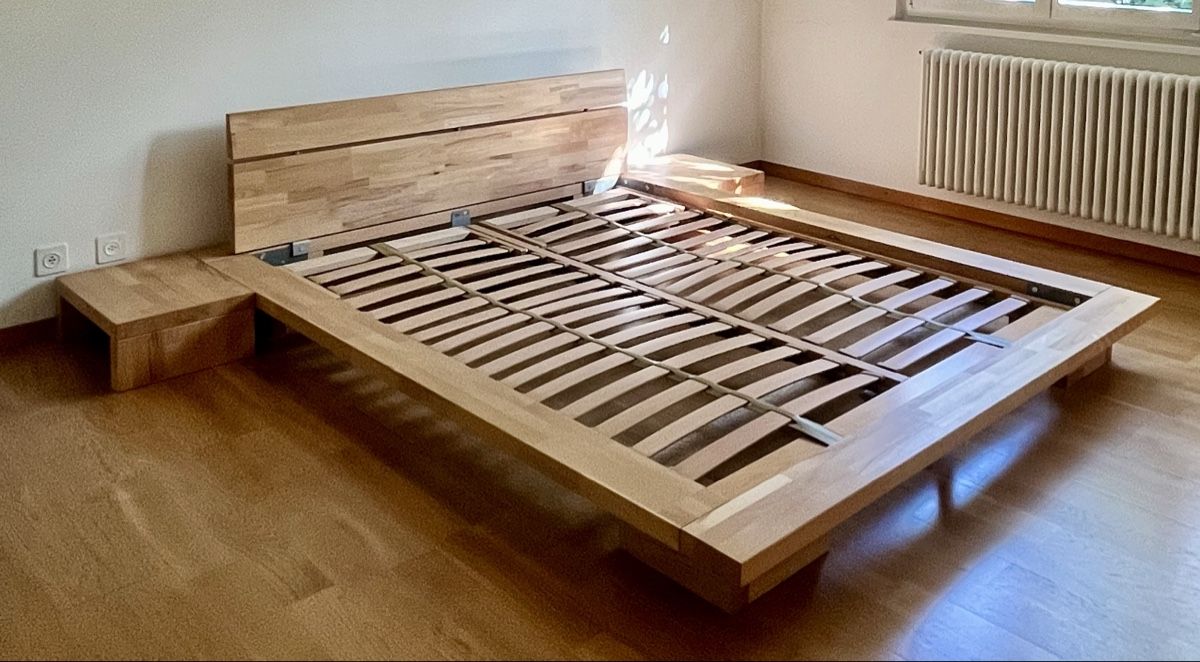Micasa Lits: Lit en bois avec 2 tables  – D'occasion à Veyrier par bar_yy6f