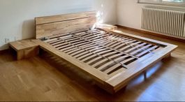 Lit en bois avec 2 tables 