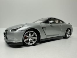 Nissan GT-R (R35) 1:18, silber, AUTOART