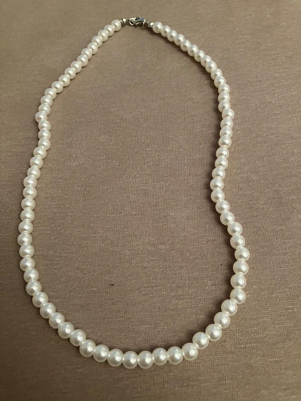 Ketten: Einfache elegante weisse Imitationsperlenkette, L 45cm, neu – Neu (gemäss Beschreibung) aus Affoltern am Albis von Dlotti 2
