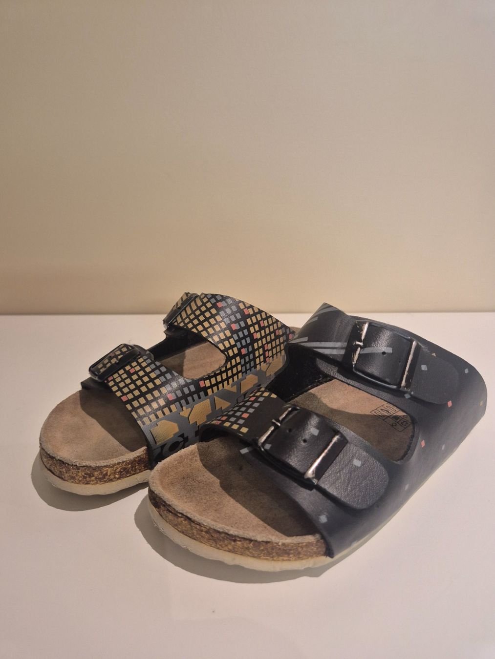 Scarpe per ragazzi: Slipper Go Easy schwarz mit Muster, Gr. 30 – Usato da Dietikon venduto da grafad