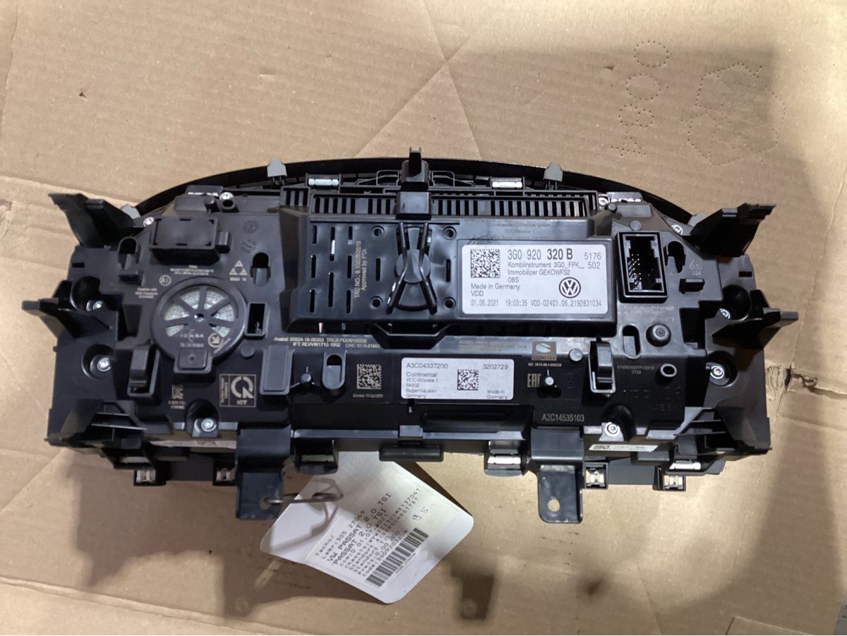VW Tutti pezzi di ricambio auto: Tacho zu VW Passat 2.0 TSI – Usato da Reichenburg venduto da T864RX 2