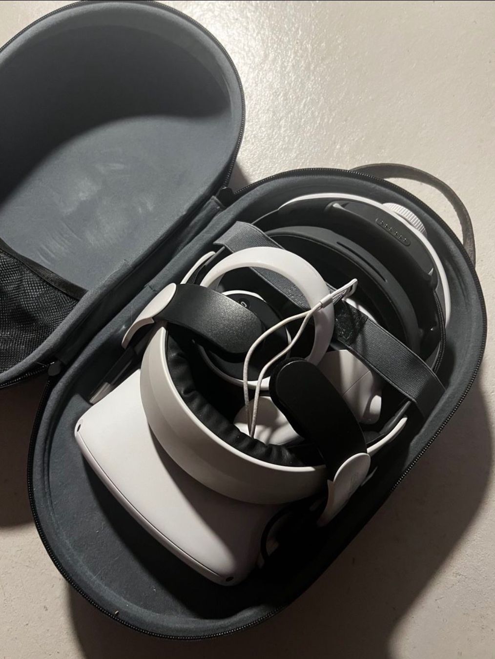 Meta VR Brille: OCULUS Quest 2 256gb + accessories – Gebraucht aus Glattpark(Opfikon) von Carpri 3