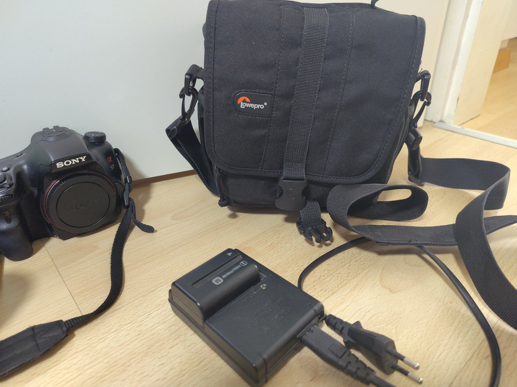 Sony Fotocamera: Sony Alpha 57 Spiegelreflexkamera mit Objektiven & Tasche – Usato da Lyss venduto da toe_68qb 3