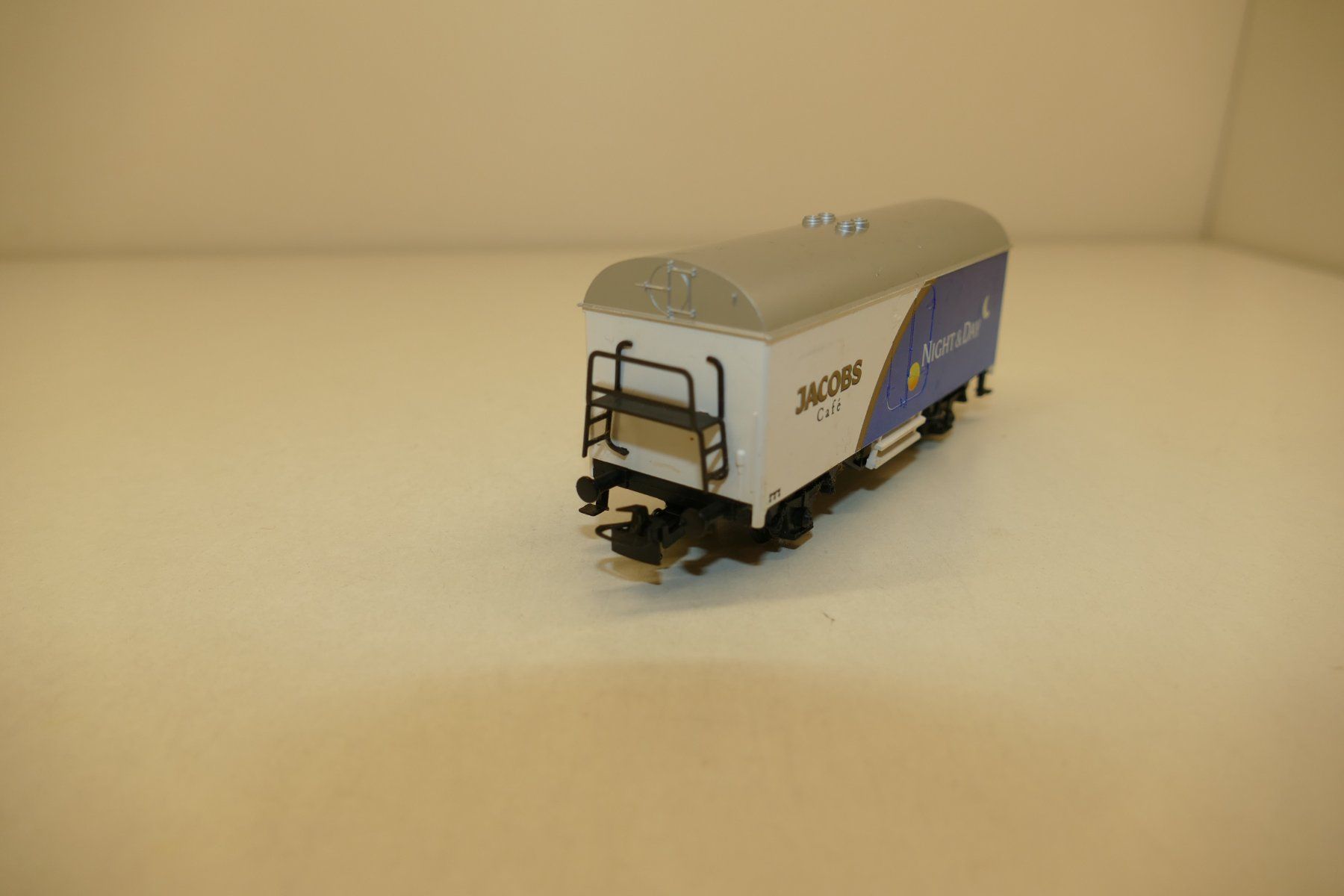 Märklin Modellini di ferrovie: Märklin H0: Jacobs Cafe Güterwagen Night&Day – Usato da Niederhasli venduto da rail-duerst 3