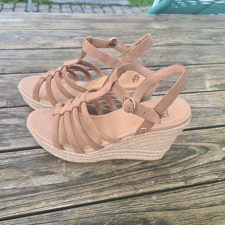 Ugg Damenschuhe: UGG High Heel Sandalette, 39 – Gebraucht aus Kriens von Sk8punk7