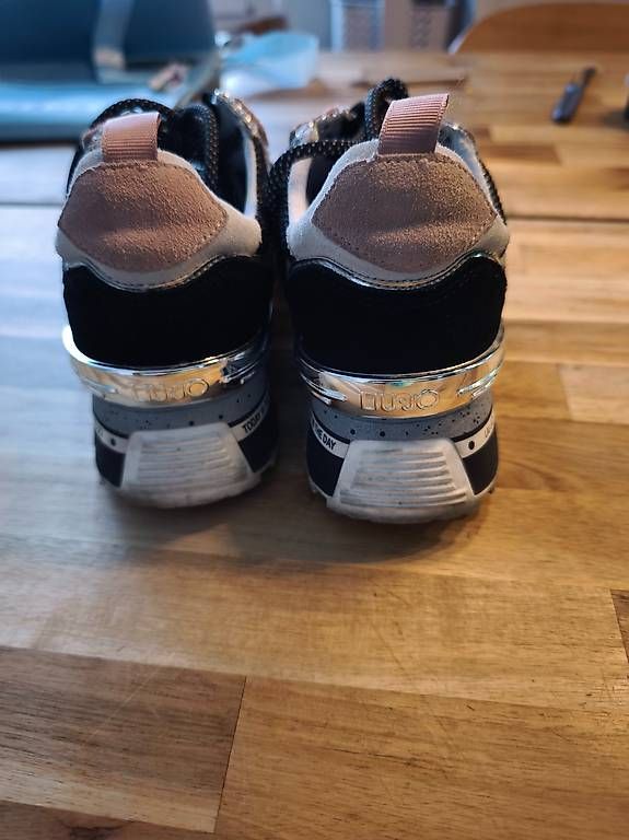 Scarpe da donna: Liu Jo Sneaker Gr 36 – Usato da Schwyz venduto da Seller358