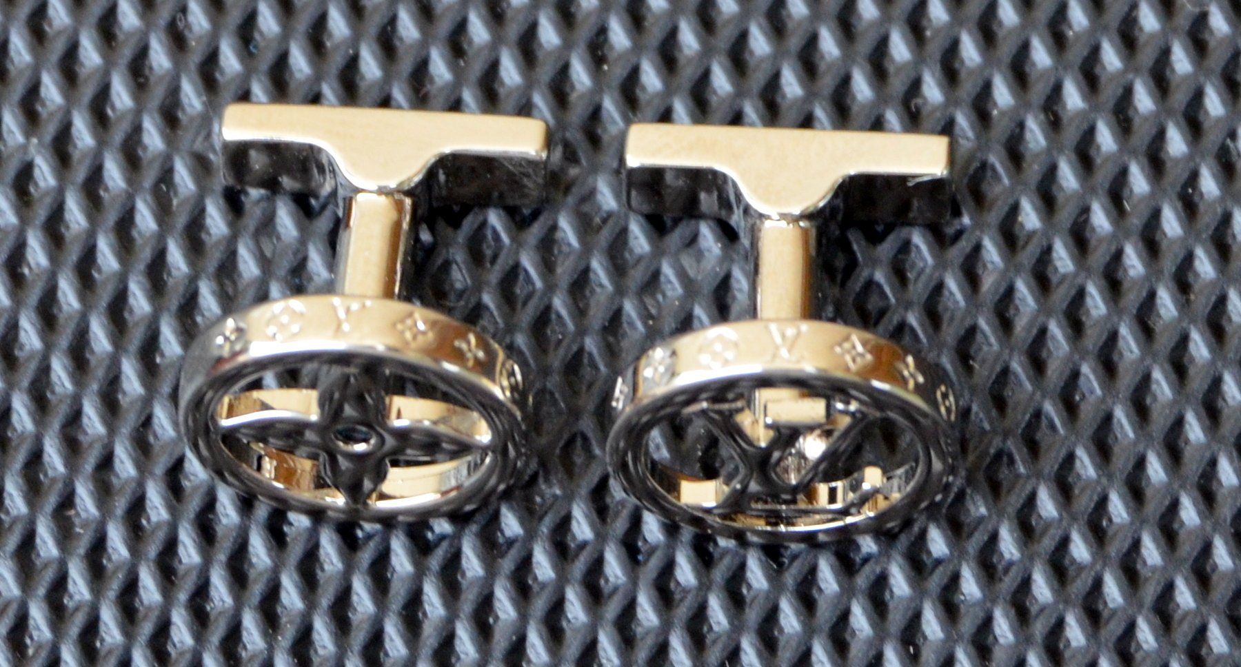Louis Vuitton Gemelli: Louis Vuitton Manschettenknöpfe / boutons de manchette – Usato da Collonges venduto da Auganien 4