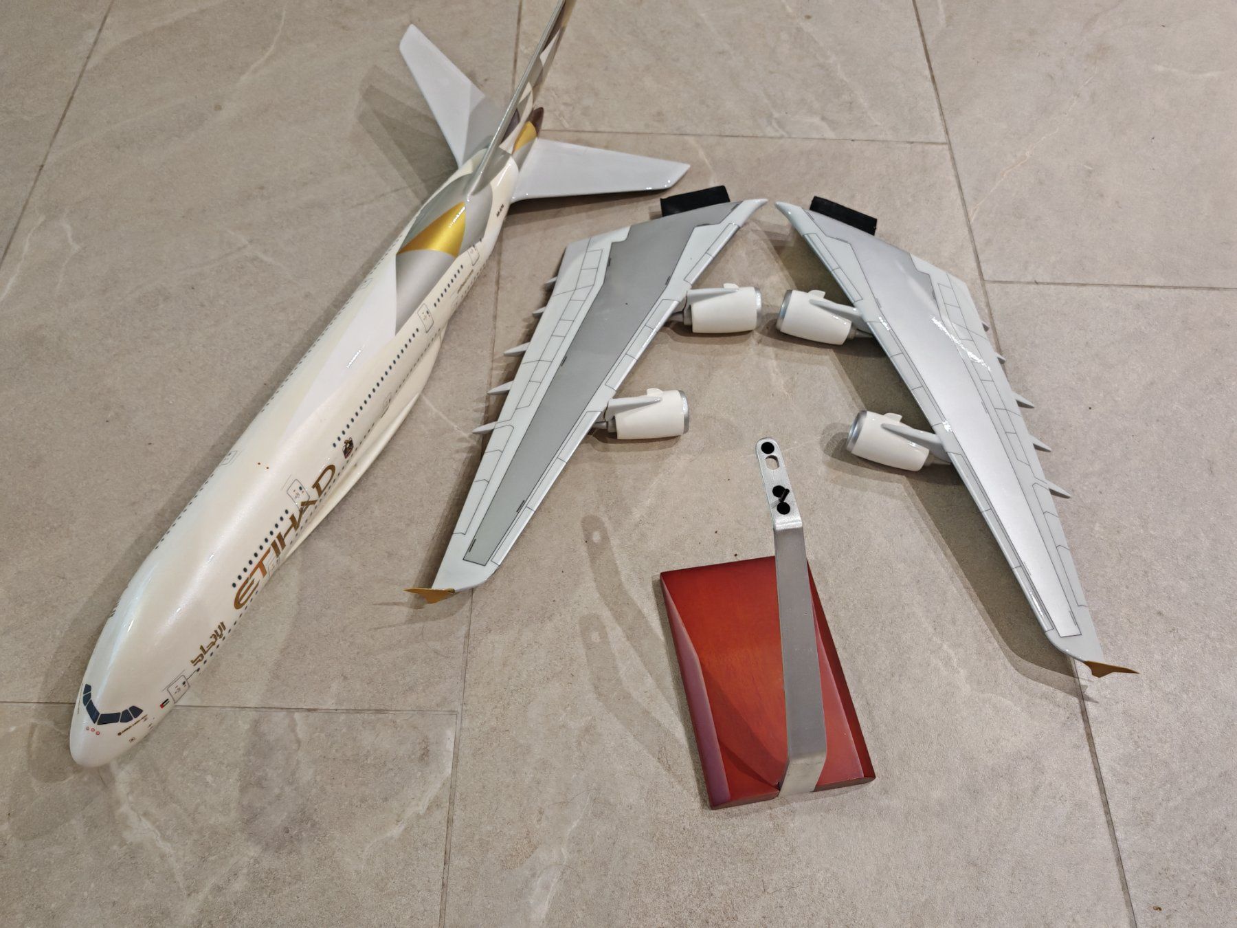 Airbus Kit di modellismo & Modellini statici: Zwei A380-800 1:100 - ETIHAD + Emirates – Usato da Rancate venduto da leoshopshop 8
