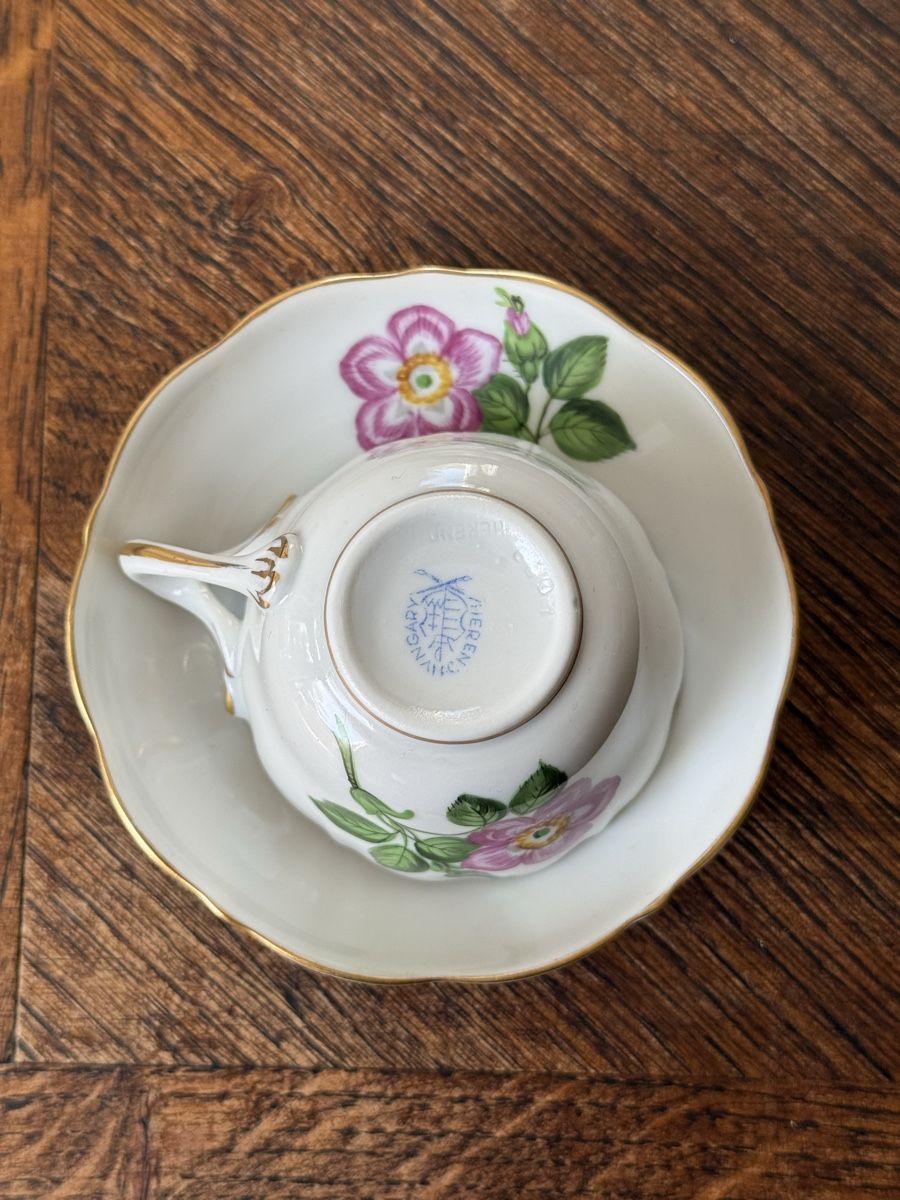 Herend Tazze: Herend Hungary Teacup with Saucer – Nuovo (secondo la descrizione) da Commugny venduto da semamonfronoli 1