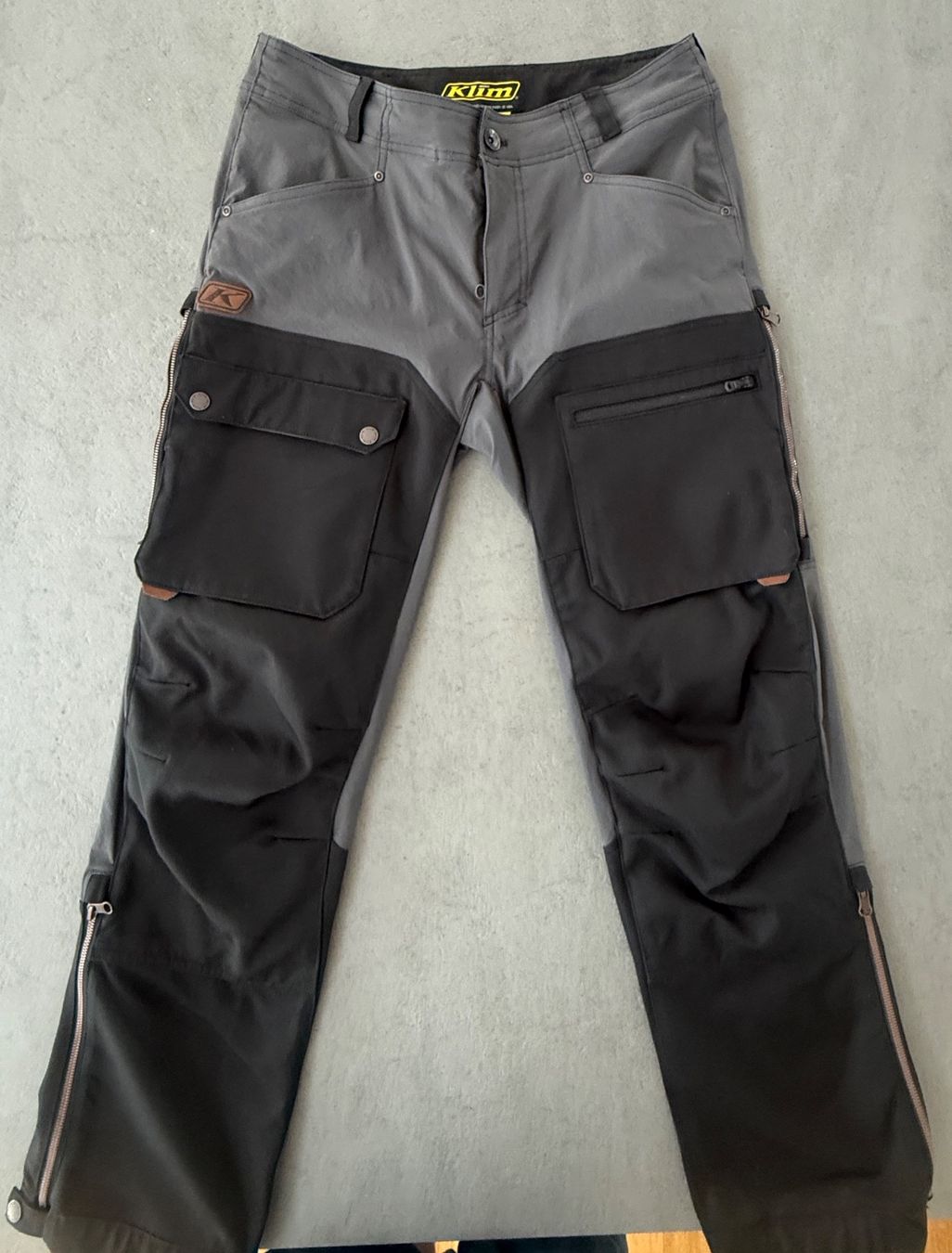 Klim Pantaloni: KLIM Switchback Cargo Motorradhose, original und ungetragen – Nuovo (secondo la descrizione) da Schwellbrunn venduto da Swisscosmopolit