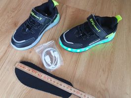 Schuhe Blinkfunktion, LED blinkende Slip-On Sneakers, Gr. 29