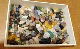 Schmucksteine Mischung mit weissem Kasten guter Zustand