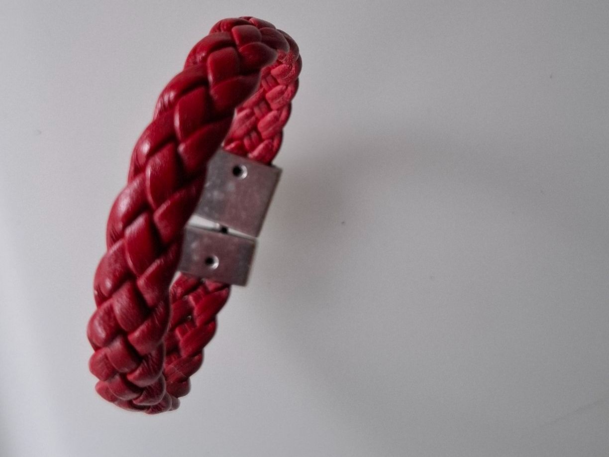 Bracciali & Braccialetti: geflochtenes Armband Leder rot – Usato da Ennetbaden venduto da Rosen1