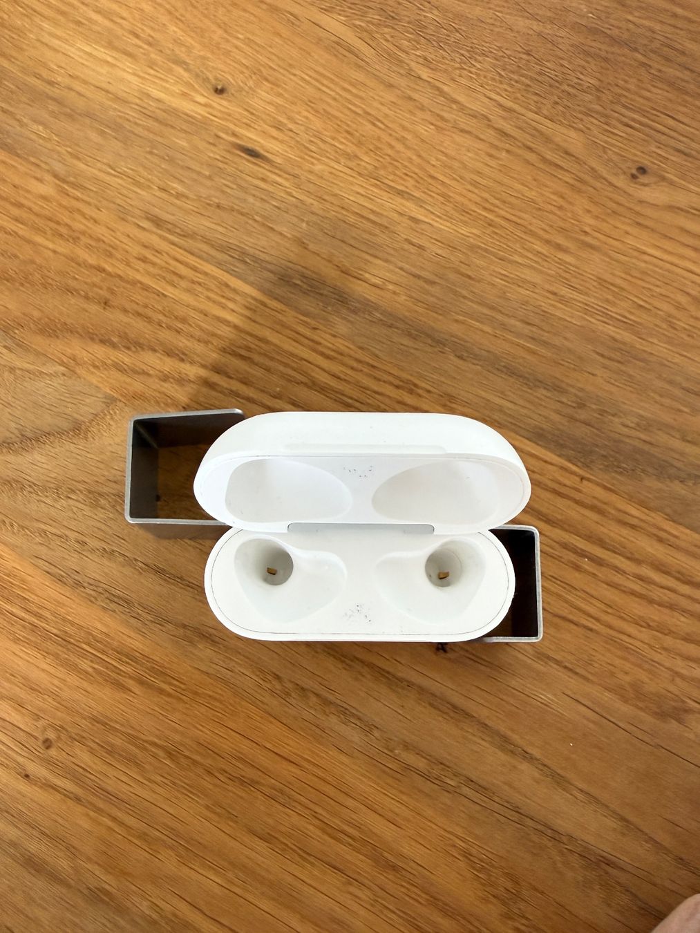 Apple Cuffie: APPLE AirPods 3 Charging Case – Usato da Lausanne venduto da Nine1982 1