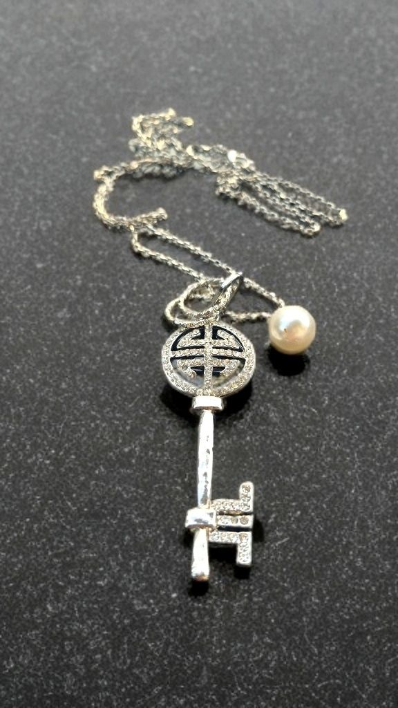 Catenine: Collana lunga con ciondolo chiave zirconi e perla – Usato da Giubiasco venduto da Stefaniav 1