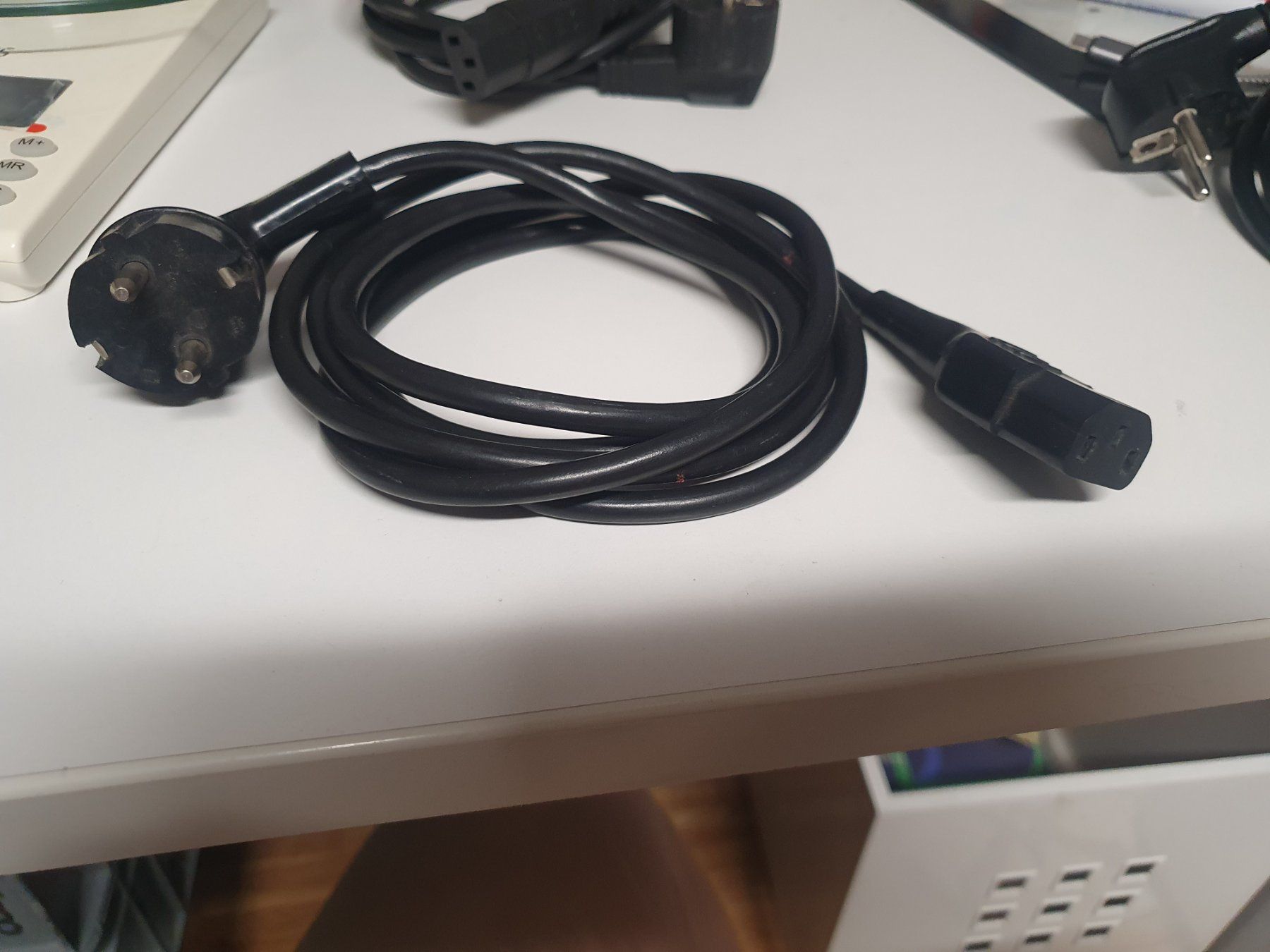 Cavi: Netzkabel 230 V DE FR C13 Schuko Stromkabel 2 m – Usato da Zürich venduto da Alibaba1234