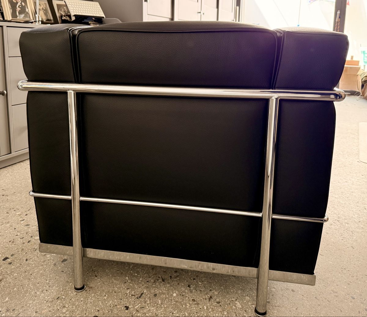 Le Corbusier Poltrone: LC2 Replica in schwarzem Leder – Usato da Iragna venduto da ailtire 2