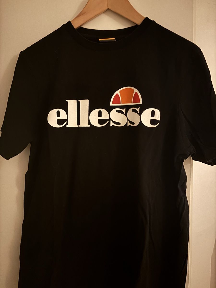 Ellesse T-shirt: Schwarzes Ellesse T-Shirt, Gr. 12 – Usato da Kehrsatz venduto da ale_zpc6