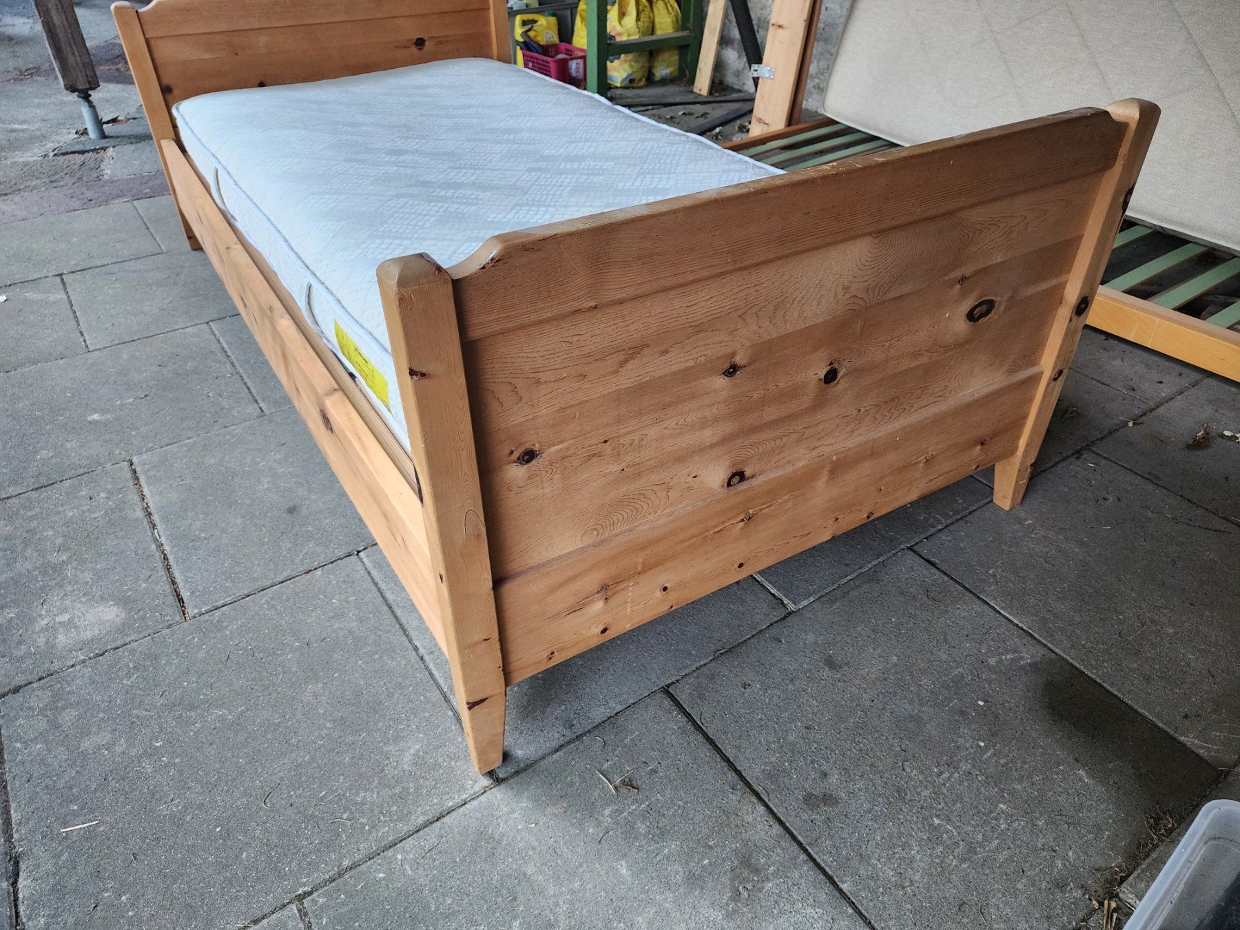 Betten: Kinderbett aus Arvenholz – Gebraucht aus Grabs von Rusalu 2