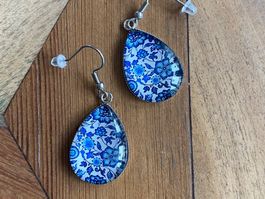 Ohrringe Tropfenform blau weiss florales Muster neu