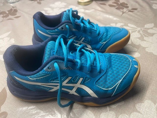 Asics Schuhe für Jungen: ASICS Hallensportschuh – Gebraucht aus Areuse von gho_z7qh 1