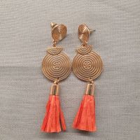 Boucles d'oreilles pendantes dorées avec pompons orange