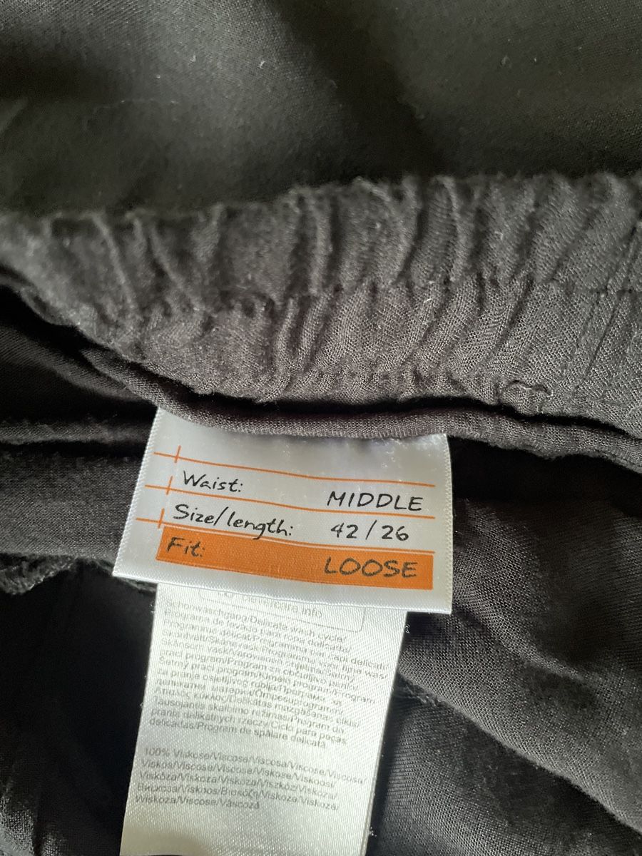 Pantaloni: Damenhose schwarz, Street One, Grösse M – Usato da Adligenswil venduto da Treegarden 3