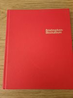 Briefmarkenalbum rot mit diversen Briefmarken