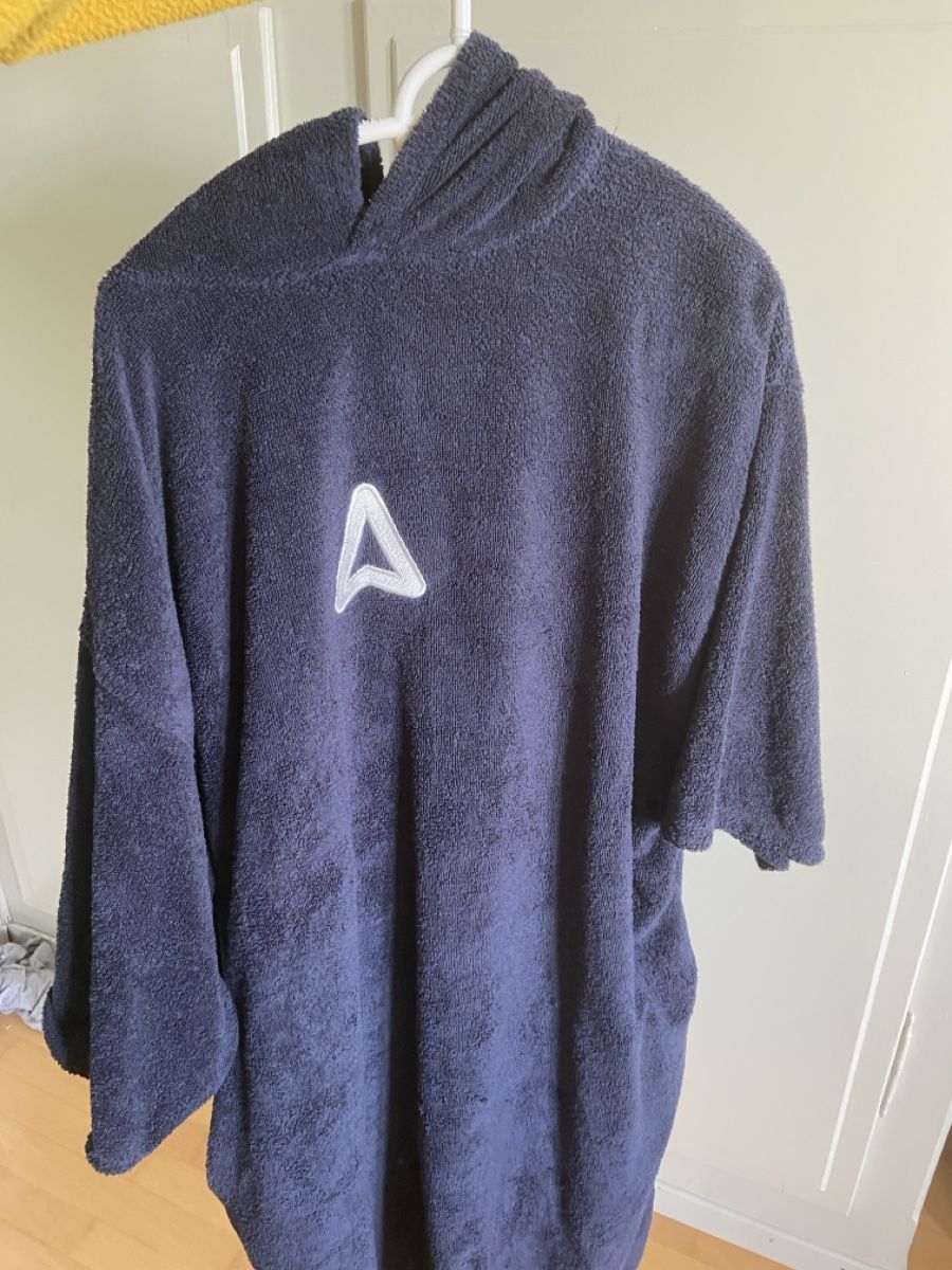 Accappatoi: Poncho Compass M/L warm – Usato da Oberuzwil venduto da Blickwerk