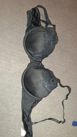 Schöner schwarzer BH mit Spitze, Grösse 75B, neuwertig