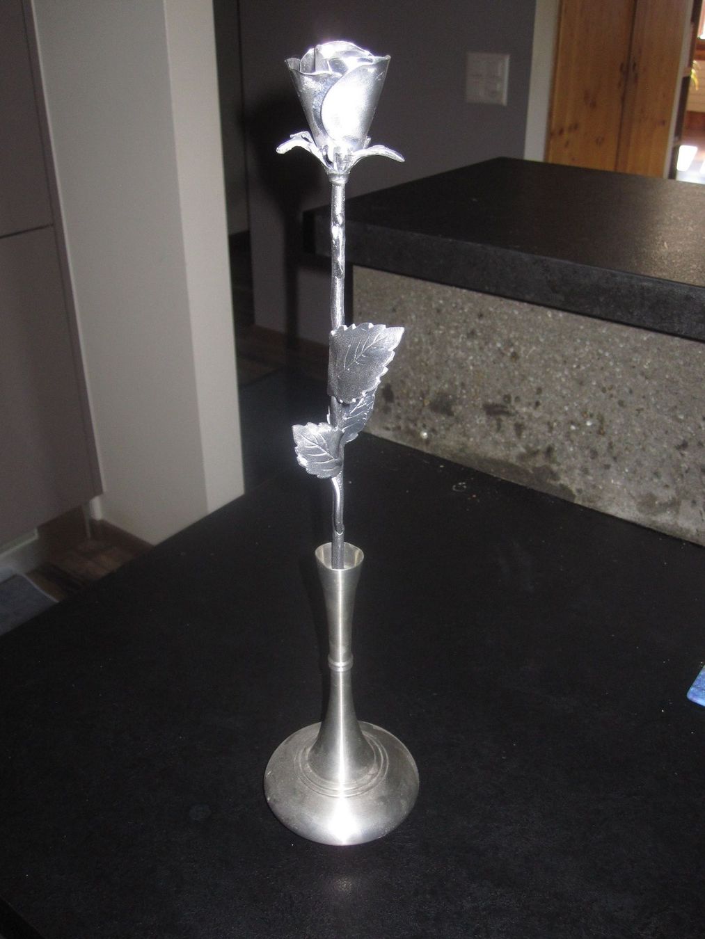 Tutte le decorazioni: Vase et rose en étain – Usato da Ravoire venduto da feylet