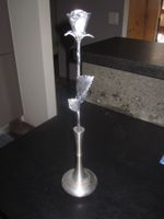 Vase et rose en étain