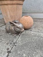 Deko: Keramikhase + Terrakottakugel