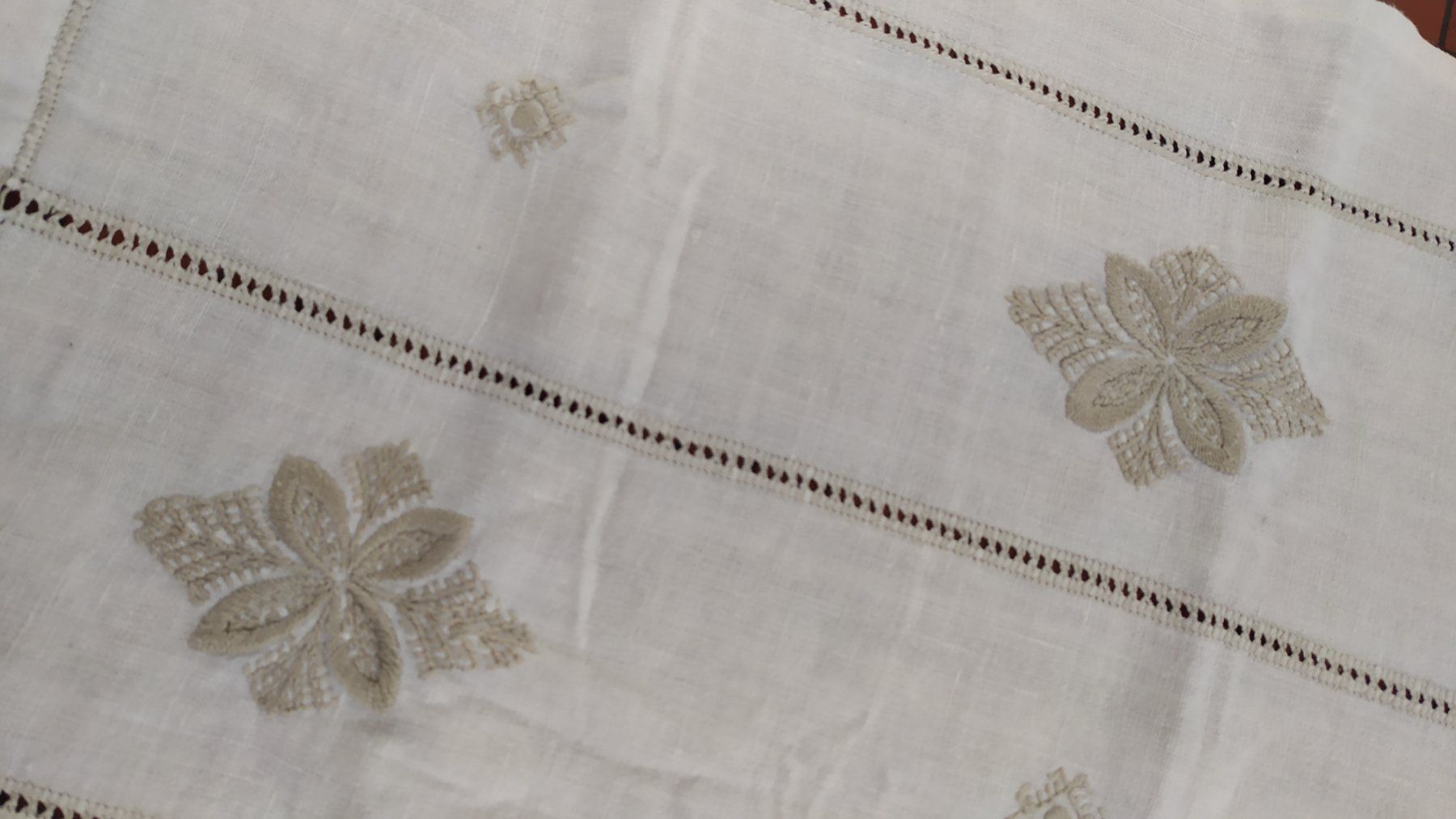 Altra biancheria da tavola: Chemin de table avec broderie – Usato da Chezard St-Martin venduto da Loucail 2
